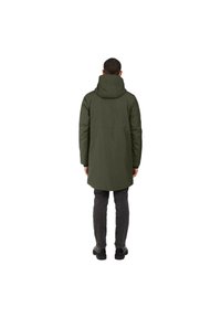Olivgrüner Mantel mit Kapuze, mittellange Ausführung, glatte Textur, vordere Nahtdetails, getragen über dunklen Jeans und schwarzen Schuhen.