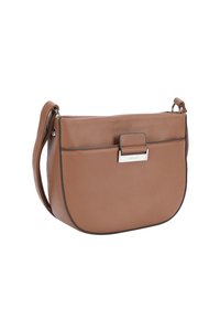 Braune Leder-Crossbody-Tasche mit strukturiertem Oberflächen, geschwungener Form, Klappenverschluss und metallischen Hardware-Akzenten an der Vorderseite.