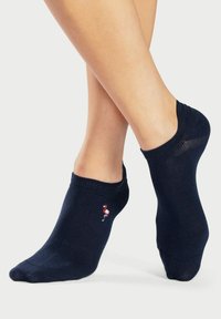 Calzini alla caviglia blu navy realizzati in morbido tessuto, con un ricamo di un vivace fenicottero rosa sul lato esterno e un particolare sul polsino a costine.