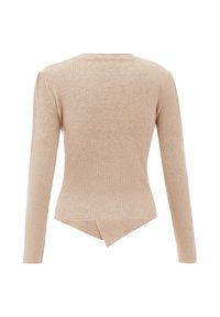 Beige geribbelde lange mouwtrui met asymmetrische, spitse zoomdetail aan de achterkant.
