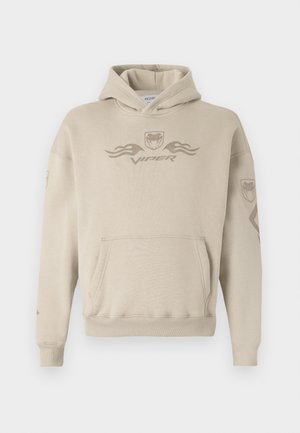 Bela kapuca s prednjim žepom in logotipom Viper; vsebuje vzorce plamenov in akcent logotipa na rokavih; izdelana iz mehkega materiala.