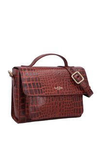 Kabelka z kůže s embosovaným krokodýlím vzorem v tmavě červené barvě, s horní rukojetí, nastavitelním popruhem, magnetickým uzávěrem a zlatými kovovými detailemi.