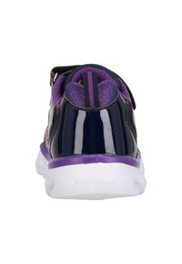 Violetti ja musta urheilukenkä, jossa on kiiltävä päällinen, verkkomaiset paneelit ja paksu valkoinen pohja. Varustettu silmukalla, joka helpottaa pukemista.