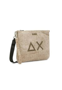 Borsetta in tessuto beige con tracolla nera, caratterizzata da forme geometriche verdi metalliche e logo del marchio. Chiusura con zip sulla parte superiore. Texture liscia.