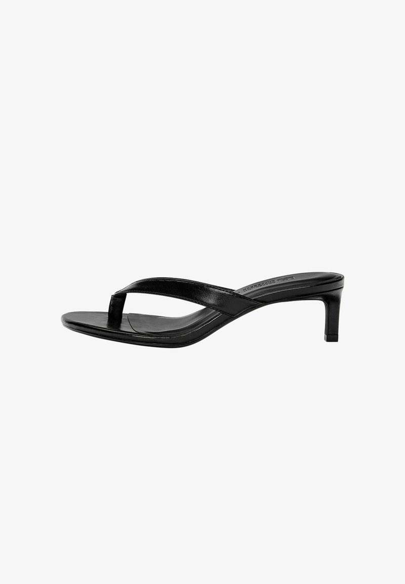 Sandales à talons en cuir noir avec un design à tige, des sangles minimalistes et un talon légèrement rehaussé. Surface lisse.
