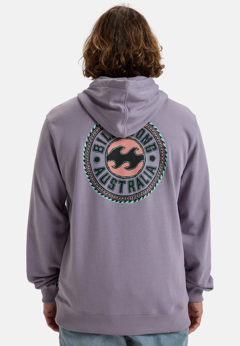 Felpa viola con cappuccio e grafica circolare che presenta onde e il testo "Billabong Australia" in colori a contrasto. Tessuto in misto cotone, vestibilità comoda.