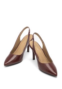 Burgundy-nahka slingback-korkokengät terävällä kärjellä ja hoikalla korolla. Sisäpuolella on sileä vaaleanruskea vuori. Korostettu läpinäkyvällä sivupaneelilla.