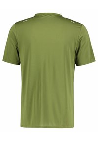 Camiseta corta de manga en verde oliva liso vista desde la parte de atrás, con un escote redondo y tiras reflectantes sutiles cerca de los hombros.