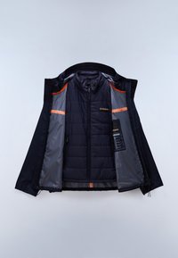 Marineblaue Drei-in-eins-Jacke mit gesteppter Innenschicht und wasserdichter Außenschicht, geöffnet, um den orangefarbenen Rand und die Innentaschen zu zeigen.