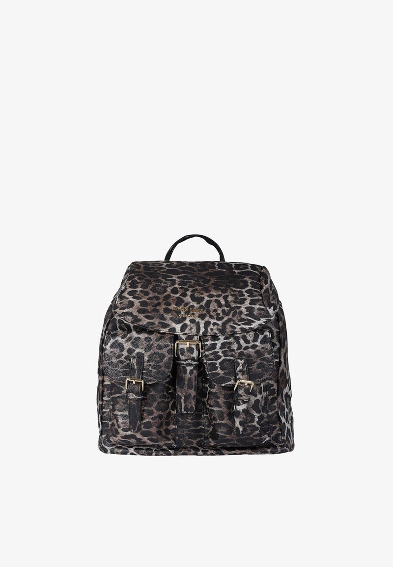 Zaino con stampa leopardata nei colori nero e beige, dotato di patta, due tasche frontali, finiture oro e manico superiore.