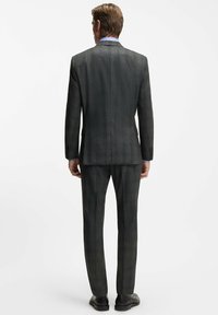 Grijs gepatternerd pak met een aansluitend ontwerp, voorzien van subtiele lijnen en een gladde textuur. De broek is recht gesneden met een op maat gemaakte pasvorm.