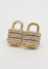 Guldtonade hängande örhängen i form av ett hänglås prydda med klara rhinestones i en staplad design, med en polerad yta och präglat varumärke.