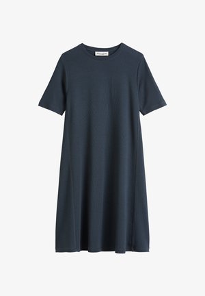Sukienka z krótkim rękawem w kolorze granatowym, o prążkowanej fakturze, z luźnym krojem, okrągłym dekoltem i detalami wzdłuż szwów bocznych.
