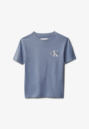 Kortermet blå T-skjorte med rund hals og hvit "Calvin Klein"-logo trykt på venstre bryst.