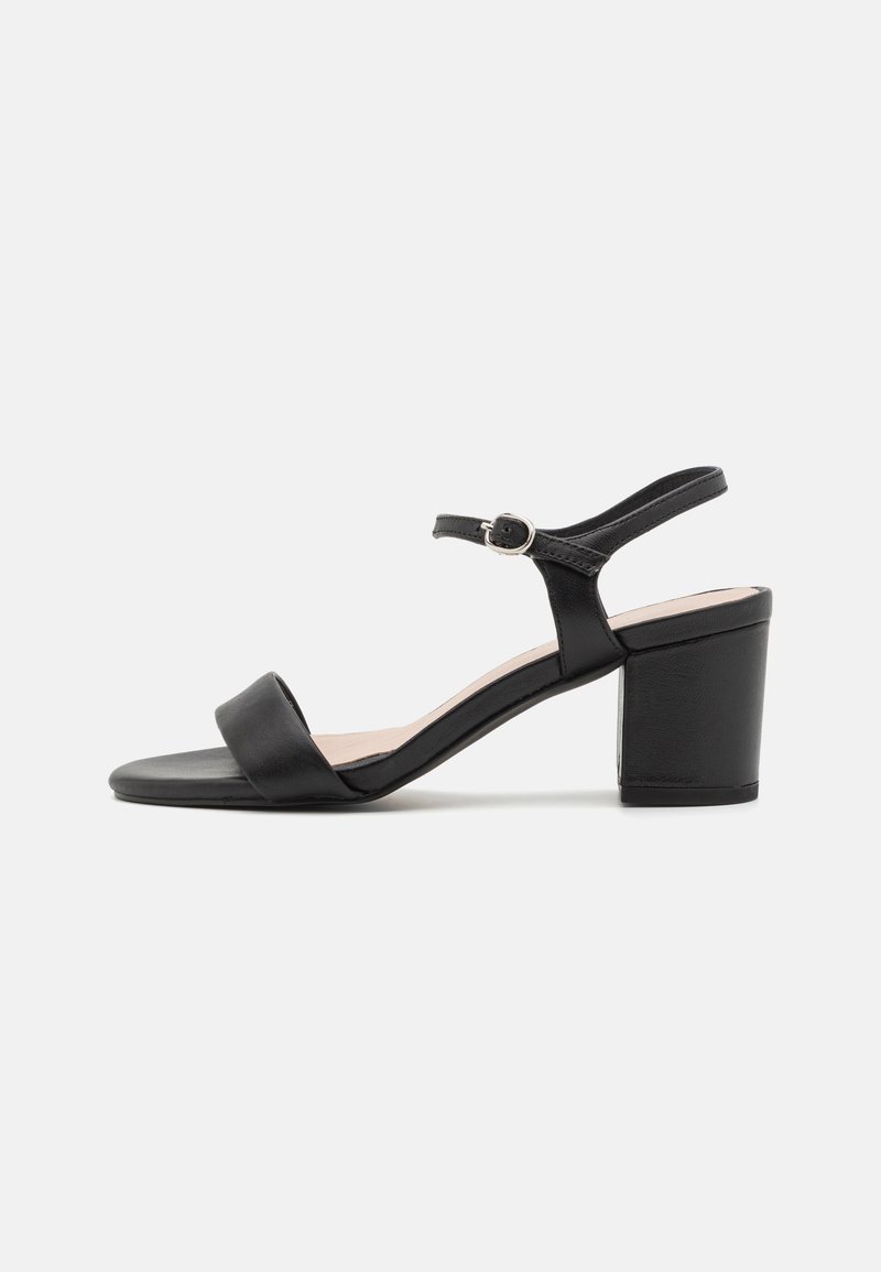 Sorte lær åpen tå sandaler med bred stropp, ankelstropp med spenne, og chunky hæl. Glatt tekstur med minimale design detaljer.