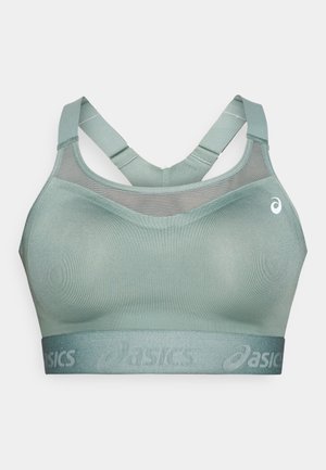 Sutien sport verde deschis cu panou superior din plasă, bretele reglabile și bandă elastică largă cu marca "Asics" în jurul pieptului.
