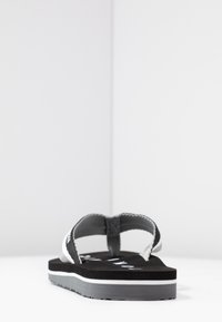 Tommy Hilfiger LOVES BEACH - Sandalai su T formos dirželiu - black
