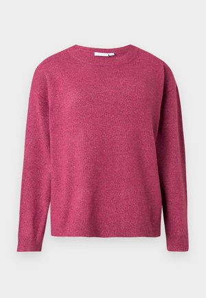 Πλεκτό πουλόβερ μακρυμάνικο με στρογγυλή λαιμόκοψη σε ύφασμα με σκουρό ροζ αποχρώσεις, με ριμπ μανσέτες, γιακά και τελείωμα, παρουσιάζεται σε απλό φόντο.