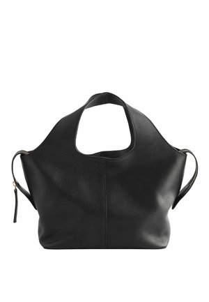 Czarna torebka ze skóry o ziarnistej fakturze z szerokimi, łukowatymi uchwytami oraz bocznymi zamkami błyskawicznymi z skórzanymi uchwytami.