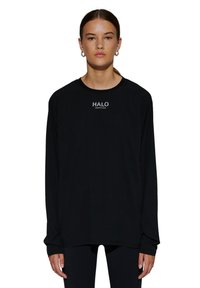 Langærmet sort t-shirt lavet af blødt stof, med et hvidt "HALO" logo på brystet. Enkel, afslappet pasform med rund halsudskæring.