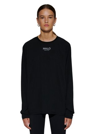Langærmet sort t-shirt lavet af blødt stof, med et hvidt "HALO" logo på brystet. Enkel, afslappet pasform med rund halsudskæring.