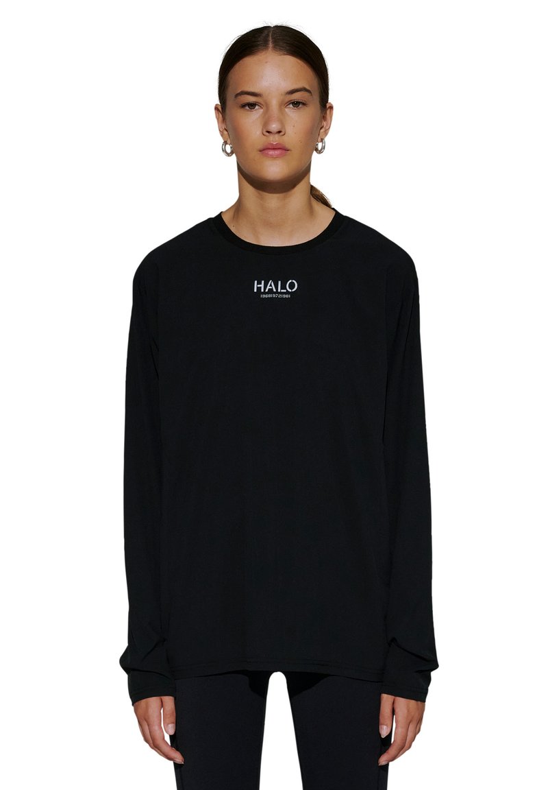 Langærmet sort t-shirt lavet af blødt stof, med et hvidt "HALO" logo på brystet. Enkel, afslappet pasform med rund halsudskæring.