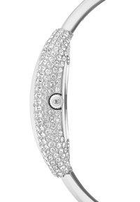 Zilveren armband met een gebogen ontwerp, een getextureerd middenstuk versierd met heldere strass steentjes en een klein sluitdetail.