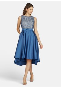 Blaues Satin-Kleid mit einem durchsichtigen, verzierten Oberteil, ärmellosem Design, tailliertem Schnitt und asymmetrischem Saum. Mit Taschen.