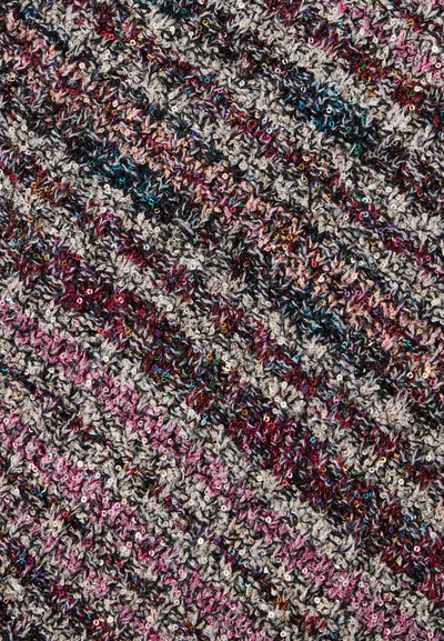 Υφασμα με υφή σε αποχρώσεις του γκρι με ροζ και πιο σκοτεινές πινελιές. Διαθέτει μικρές, πολύχρωμες παγιέτες ενσωματωμένες σε όλη την επιφάνεια.
