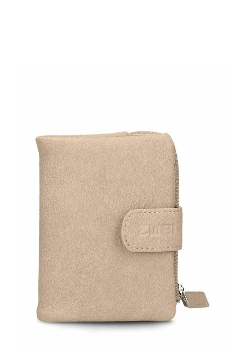 Cartera de cuero texturizado beige con un cierre de botón a presión y un compartimento con cremallera en el lado derecho.