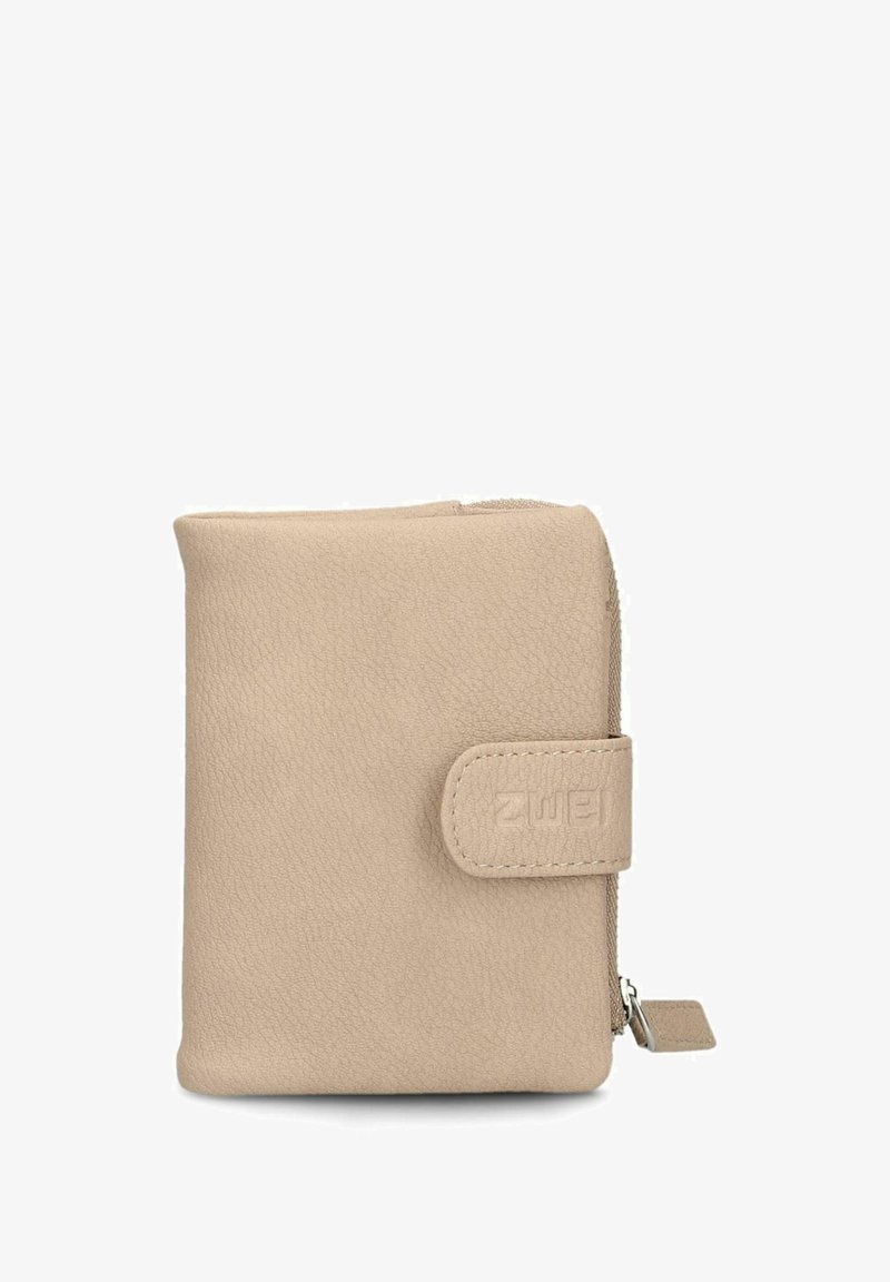Cartera de cuero texturizado beige con un cierre de botón a presión y un compartimento con cremallera en el lado derecho.