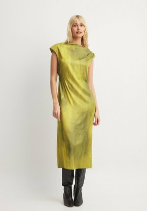 MIT TRICHTERAUSSCHNITT UND OFFENEM RÜCKEN - Cocktailjurk - green print