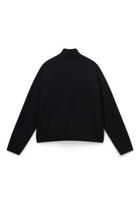 Musta, korkea kauluksinen neulepaita rentoa istuvuutta, pitkät hihat ja resorisaumavuoritus kauluksessa ja helmassa. Pehmeä tekstuuri ja minimalistikotelu.