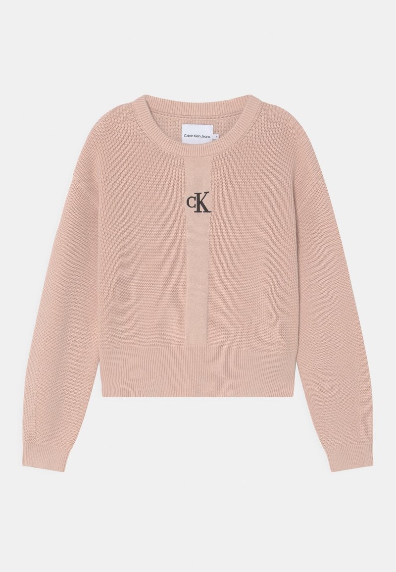 Pull en tricot rose clair à manches longues avec le logo "cK" brodé en noir centré sur la poitrine.