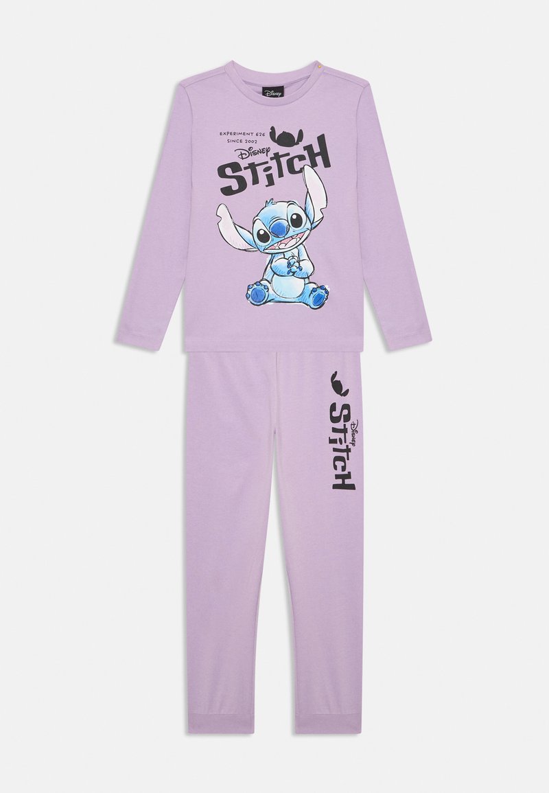 Lavendelfarbenes Schlafanzugset bestehend aus einem langärmeligen Oberteil mit einem Stitch-Motiv und schwarzem Text, kombiniert mit passenden Hosen, aus weicher Baumwolle.