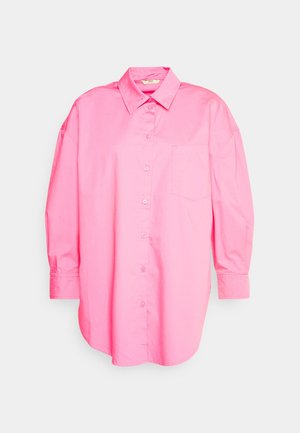Chemise boutonnée rose vif à manches longues avec col pointu et poche poitrine, présentée sur un fond blanc.
