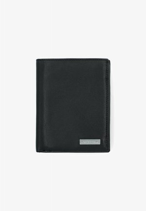Czarny skórzany portfel o gładkiej powierzchni, w składanym (bi-fold) designie, z srebrnym logo marki z przodu. Prosty, bez dodatkowych wzorów czy akcentów.
