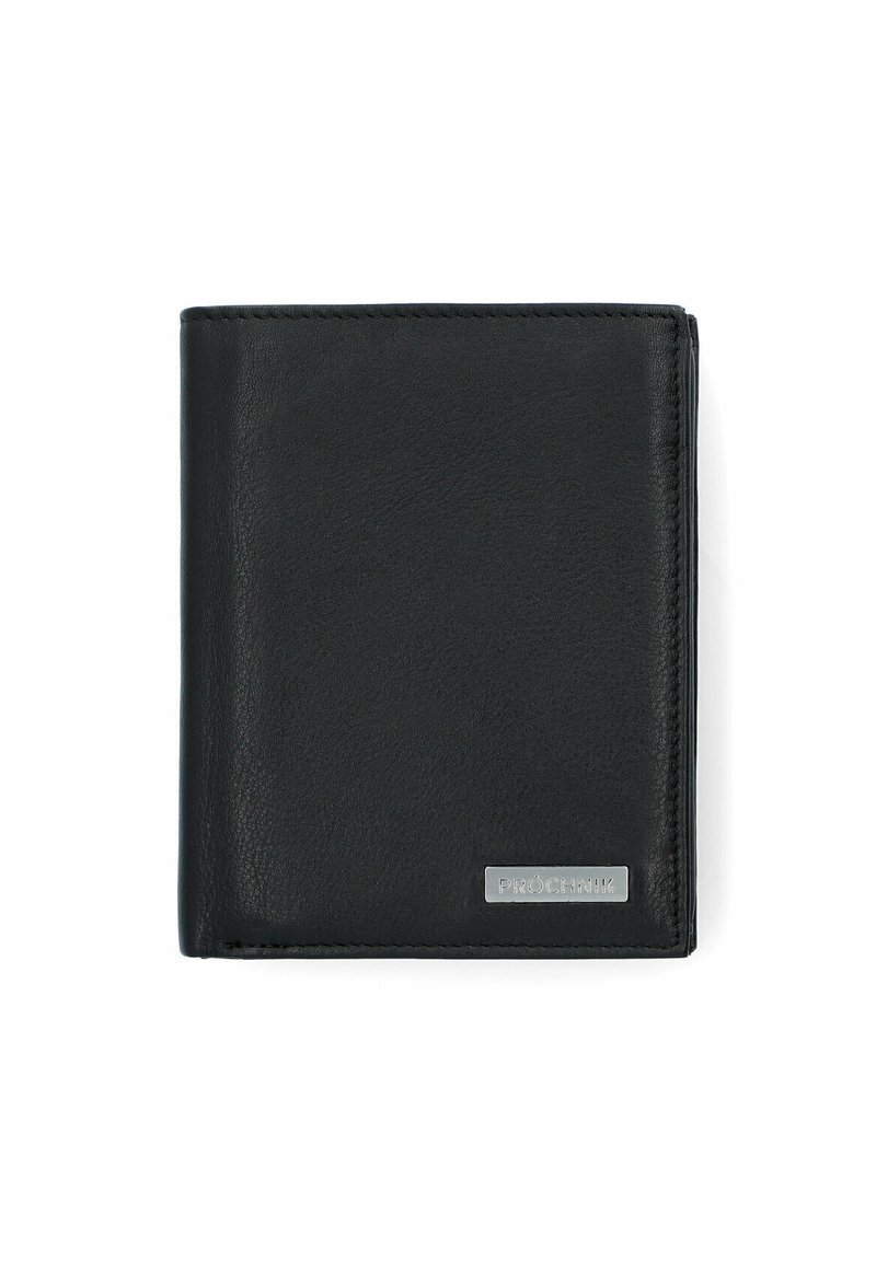 Czarny skórzany portfel o gładkiej powierzchni, w składanym (bi-fold) designie, z srebrnym logo marki z przodu. Prosty, bez dodatkowych wzorów czy akcentów.