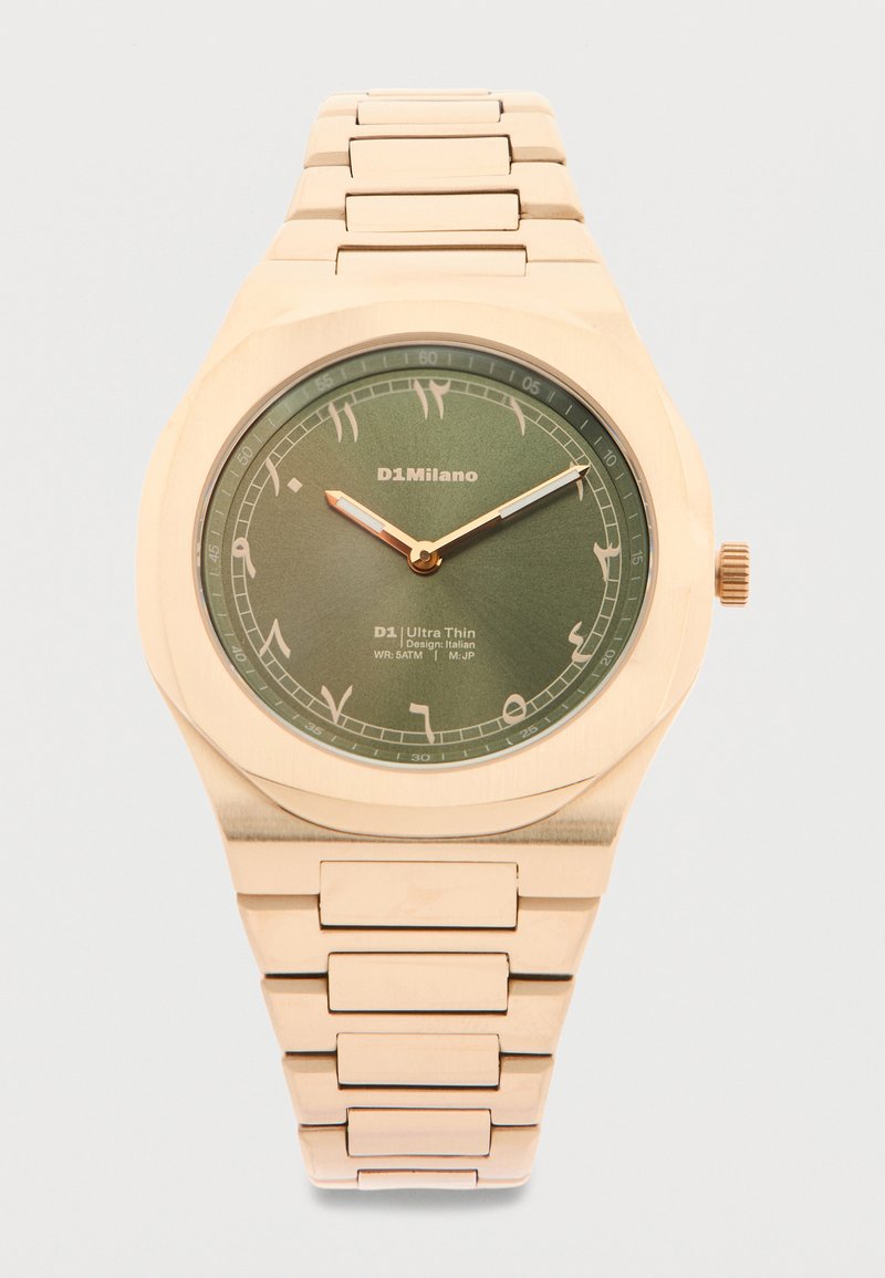 Χρυσό ρολόι χειρός με πράσινο καντράν που δείχνει την ώρα με αραβικούς αριθμούς και συμβατό λουράκι από χρυσούς κρίκους.