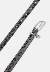 Leopardenmuster-Gürtel aus grauem Kunstfell mit silberner Metallschnalle. Verfügt über mehrere Löcher und einen kleinen Anhänger, der in der Nähe der Schnalle befestigt ist.