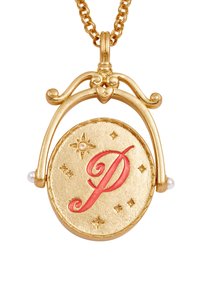 Pendentif en ton or de forme ovale, lettre "P" rouge, motifs d'étoiles et deux petites perles sur les côtés. Surface détaillée et texturée avec des accents décoratifs.