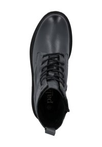 Stivaletto alla caviglia in pelle grigio scuro con finitura testurizzata, punta tonda, chiusura frontale con lacci e linguetta sul tallone per una facile calzata.