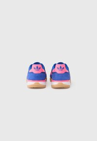 Kék suede sneakers rózsaszín részletekkel és gumi talppal. Párnázott bokapánttal és logóval a saroknál. Elegáns, alacsony profilú dizájn.