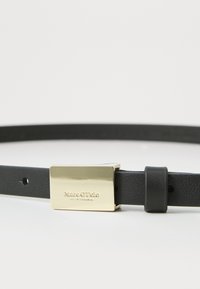 Ceinture en cuir noir au fini lisse, dotée d'une boucle en métal doré rectangulaire gravée « Marc O'Polo ». Design classique avec des trous d'ajustement.