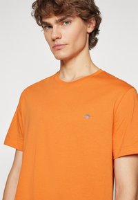 GANT SHIELD - T-Shirt basic - pumpkin orange