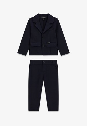 Barnas formelle dress i mørk marineblå, med langermet blazer med knappestenging og matchende rettbenede bukser med beltehemper.