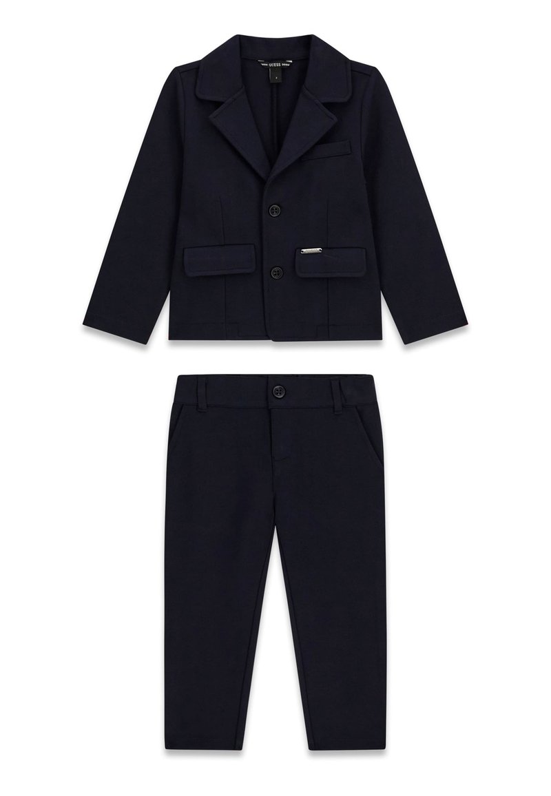 Ensemble de costume formel pour enfants en bleu marine foncé, comprenant un blazer à manches longues avec fermeture par boutons et un pantalon droit assorti avec passants pour ceinture.