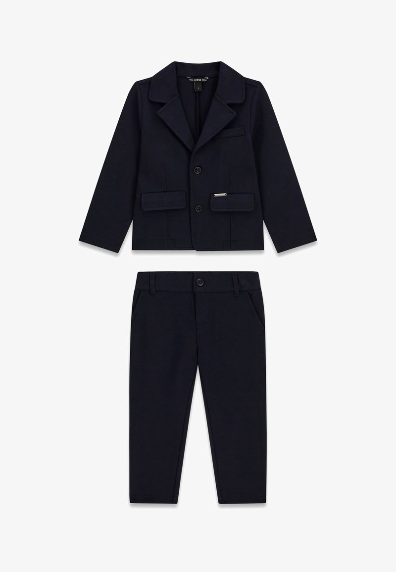 Conjunto formal para niños en azul marino oscuro que incluye una blazer de manga larga con cierre de botones y pantalones rectos a juego con trabillas para cinturón.