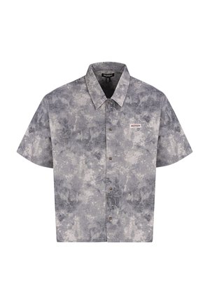 Koszula z krótkim rękawem na guziki, z wzorem marmuru w odcieniach szarości i bieli oraz małym wyszywanym logo na lewej piersi.