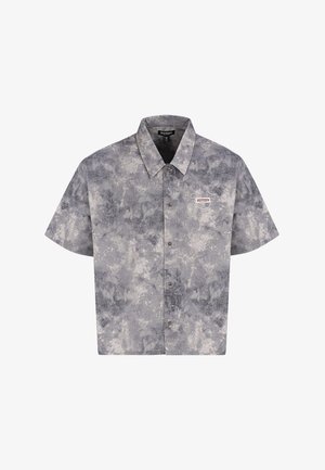 Chemise à manches courtes boutonnée avec motif marbré gris et blanc et petit logo brodé sur la poitrine gauche.